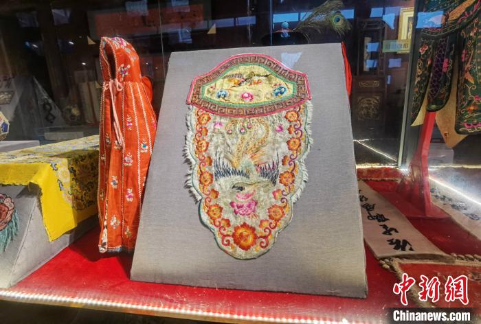 馆内展示的古绣品周孙榆摄