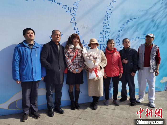 “摩友”在现场合影留念周孙榆摄