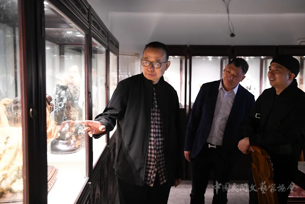 潘鲁生赴浙江考察青田石雕技艺