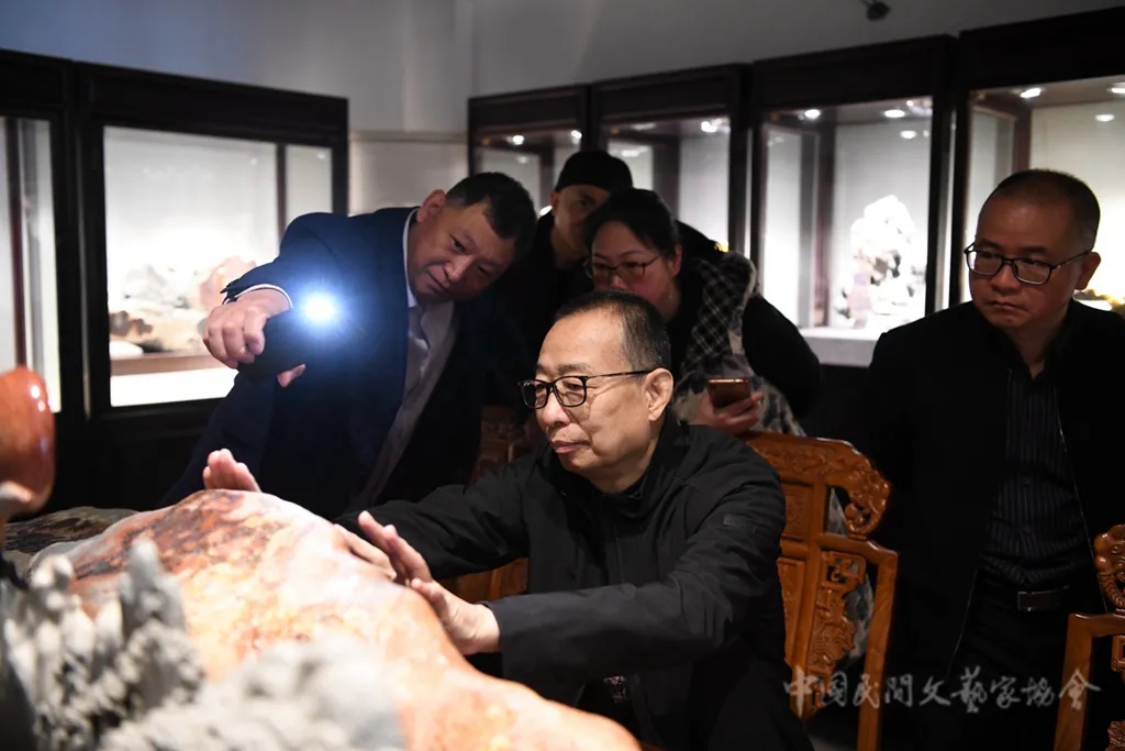 潘鲁生赴浙江考察青田石雕技艺