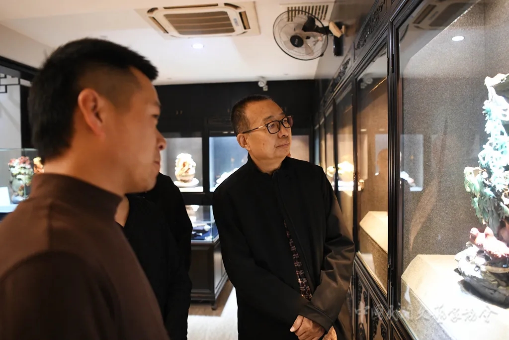 潘鲁生赴浙江考察青田石雕技艺