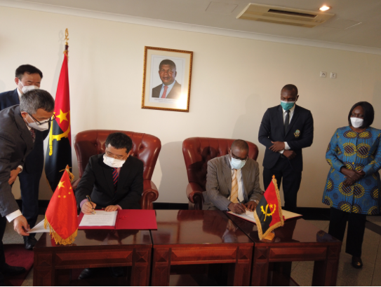 中国援安新冠疫苗运抵安哥拉