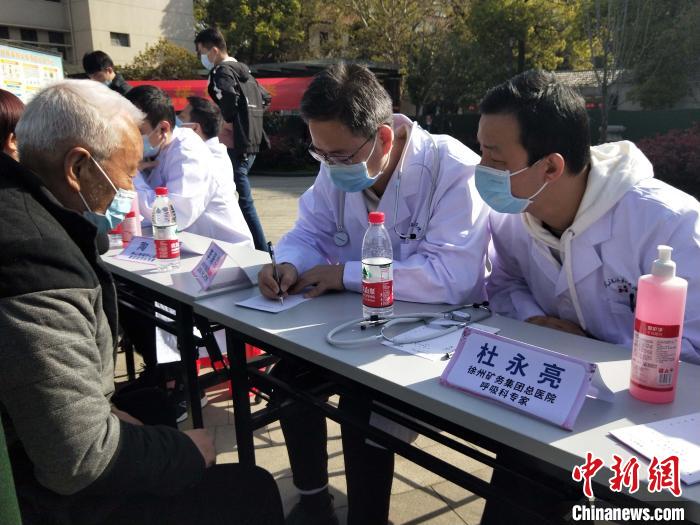 去年援鄂抗疫医疗队员时隔一年重返武汉举办义诊