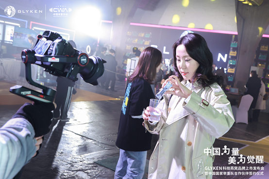 携手中国国家举重队，新加坡科技健康品牌GLYKEN燕窝肽在华上市！