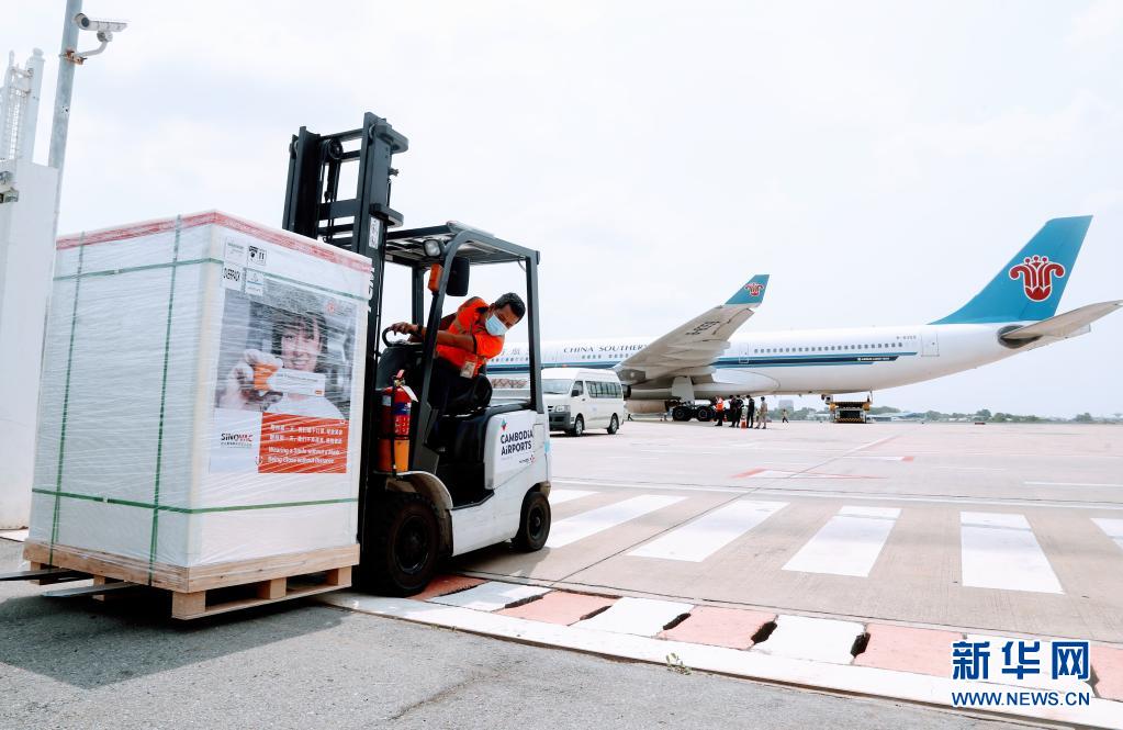 柬埔寨政府采购的一批中国新冠疫苗运抵金边