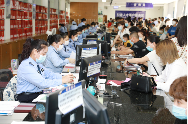 应对人才落户“井喷” 海南海口警方优化户政服务