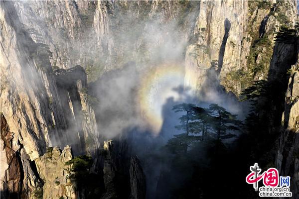 安徽黄山：神奇佛光变幻莫测 与云海相映成辉