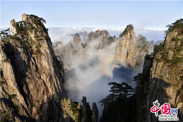 安徽黄山：神奇佛光变幻莫测 与云海相映成辉