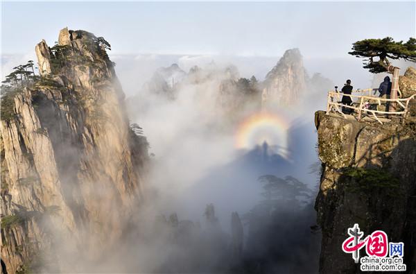 安徽黄山：神奇佛光变幻莫测 与云海相映成辉