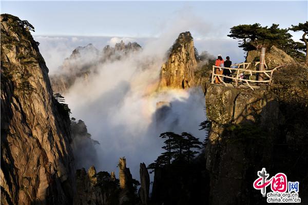 安徽黄山：神奇佛光变幻莫测 与云海相映成辉