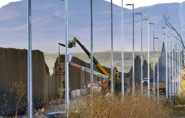 当地时间3月17日，美国得克萨斯州，边境执法人员与前来寻求庇护的非法移民家庭。