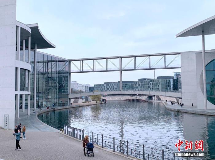 4月1日，人们在柏林联邦政府区的施普雷河畔散步。德国疾控机构当天公布的新增确诊感染新冠病毒人数达24300人，为该国自今年1月中旬以来的最高值。为应对不断趋紧的疫情，柏林市政府当天宣布，将从复活节公共假日4月2日起在该市实施被称为“准宵禁”的措施，限制夜间出行，并将在复活节后进一步收紧防疫措施。<a target='_blank' href='http://www.chinanews.com/'><p  align=