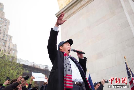 当地时间5月14日晚，争取代表美国民主党参选2020年总统大选的杨安泽(Andrew Yang)在纽约宣讲政见。上千名杨安泽的支持者聚集在曼哈顿华盛顿广场，为其造势。<a target='_blank' href='http://www.chinanews.com/'><p  align=