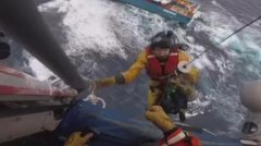 荷兰货船海上遇险：12名船员已获救、船只有倾覆危险
