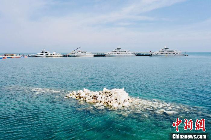 图为全面开湖的青海湖。　马铭言 摄