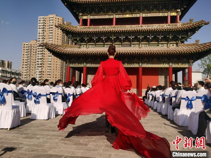 身穿中国传统服饰的表演者在古城墙上走秀。　高雨晴摄