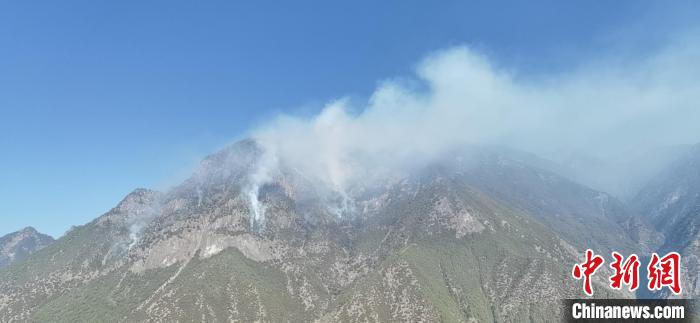 四川九龙县森林火灾：初判为雷击火 已调5架直升机增援