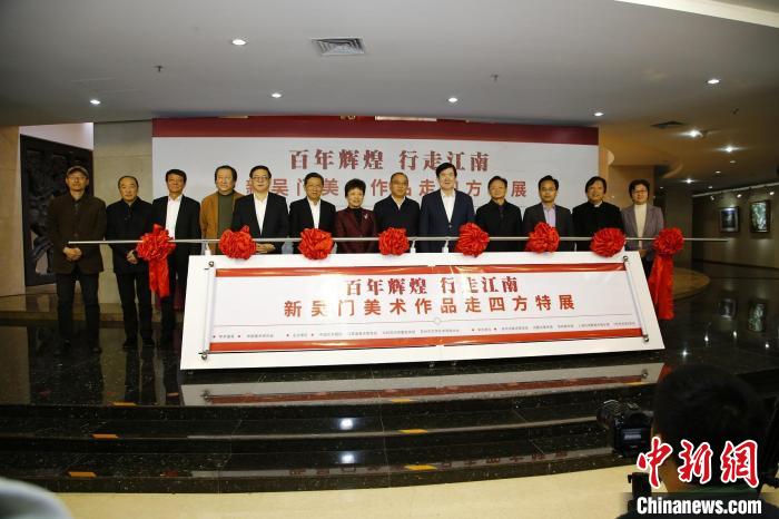 现场嘉宾共同为展览启幕卓军摄