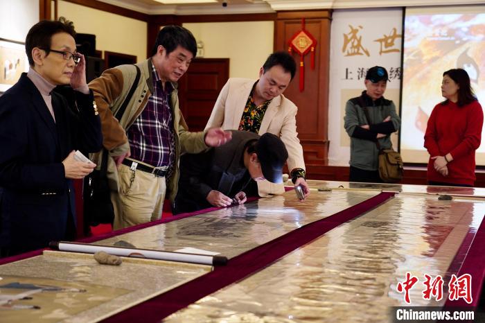 盛世丝路——上海画绣佳作系列展在上海国拍开幕。　张亨伟摄