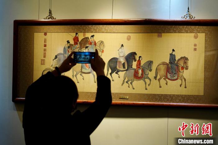 盛世丝路——上海画绣佳作系列展在上海国拍开幕。　张亨伟摄