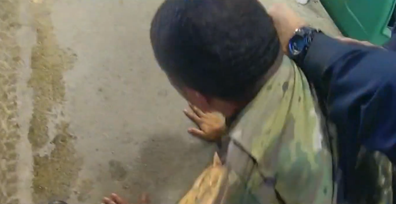 无比讽刺,美黑人军官被白人警察当街殴打!