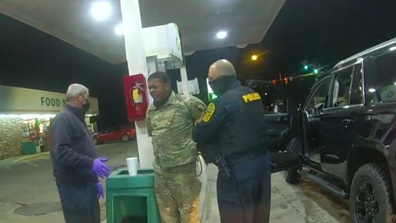 无比讽刺,美黑人军官被白人警察当街殴打!