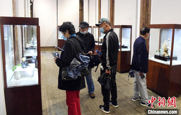 寿山石雕中国工艺美术大师作品展吸引观众观展。　刘可耕摄