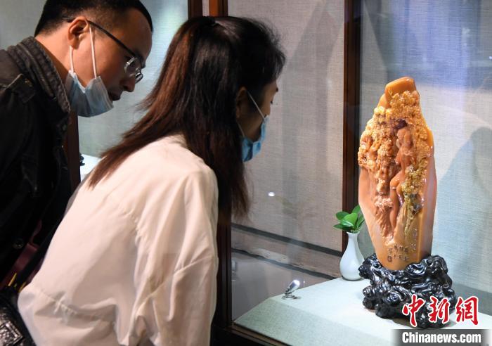 寿山石雕中国工艺美术大师作品展吸引观众观展。　刘可耕摄