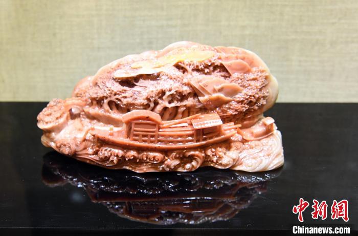 由中国工艺美术大师陈益晶创作的寿山石雕精品《红船起航创辉煌》引人瞩目。　刘可耕摄