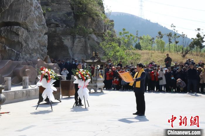 4月14日,在孟子故里山东邹城,社会各界人士祭祀、纪念伏羲、女娲。 陈静摄