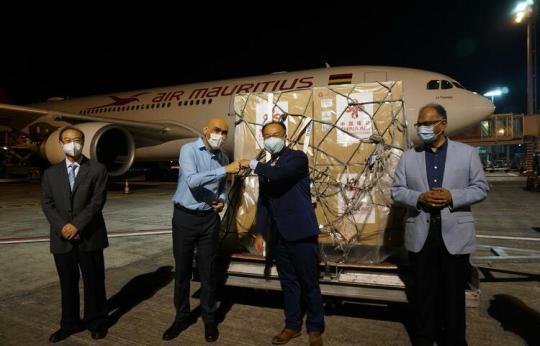 中国新冠疫苗运抵毛里求斯 中毛抗疫合作进入新阶段