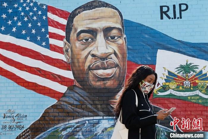 当地时间3月9日，美国纽约布鲁克林区一位市民走过弗洛伊德画像。当日，美国弗洛伊德命案“跪颈”执法前警察德里克·肖万的庭审在明尼苏达州亨内平县法院正式开始。 <a target='_blank' href='http://www.chinanews.com/'><p  align=