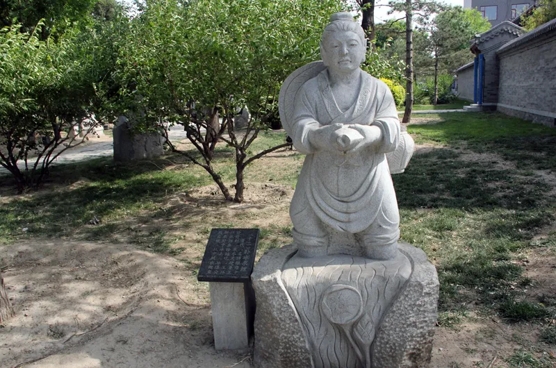 浙江湖州：女子给婆婆喂母乳雕塑已经被拆除