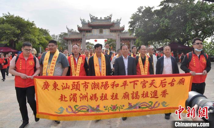 湄洲妈祖祖庙董事成员以车鼓队为阵头迎接广东友宫。 徐国荣摄