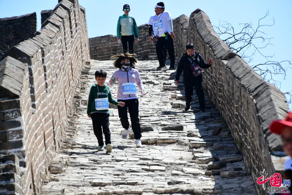 9岁男孩第12次跑马拉松 挑战最难长城马拉松