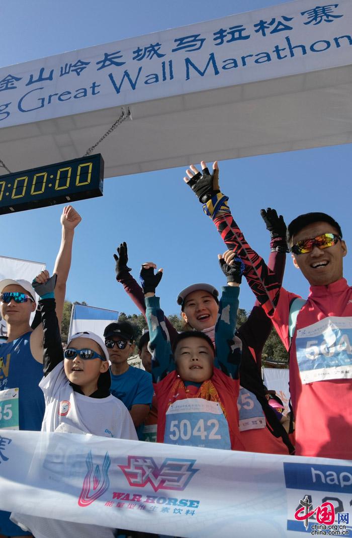 9岁男孩第12次跑马拉松 挑战最难长城马拉松