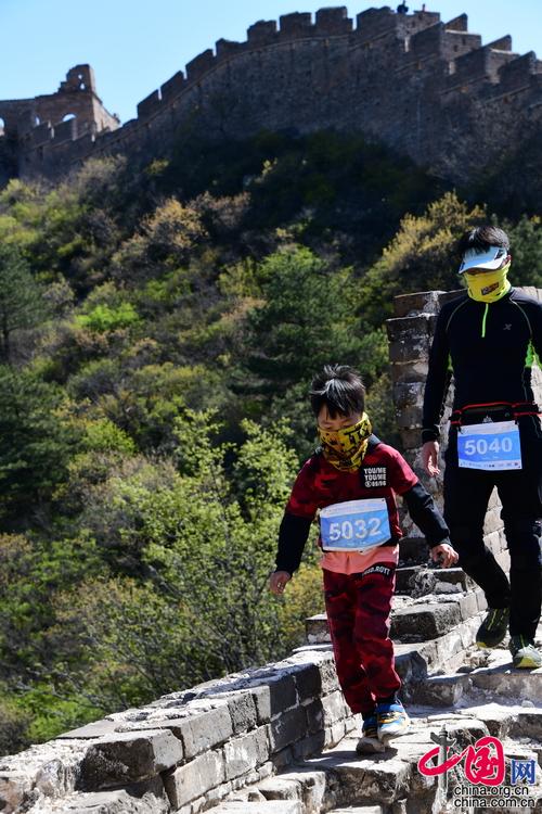 9岁男孩第12次跑马拉松 挑战最难长城马拉松