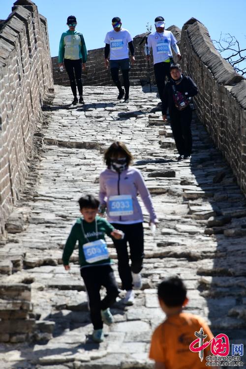 9岁男孩第12次跑马拉松 挑战最难长城马拉松