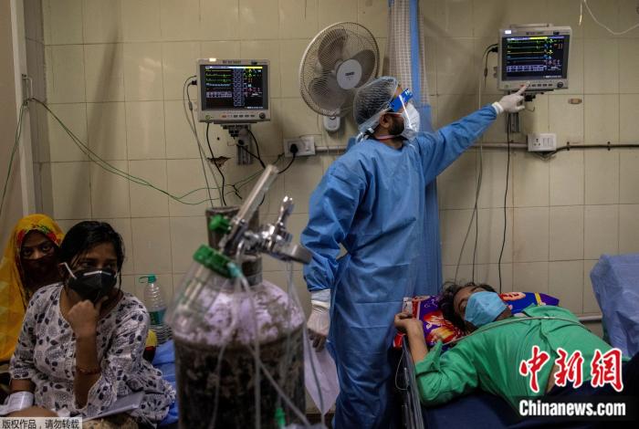 资料图:新冠患者在印度新德里一家医院接受治疗。