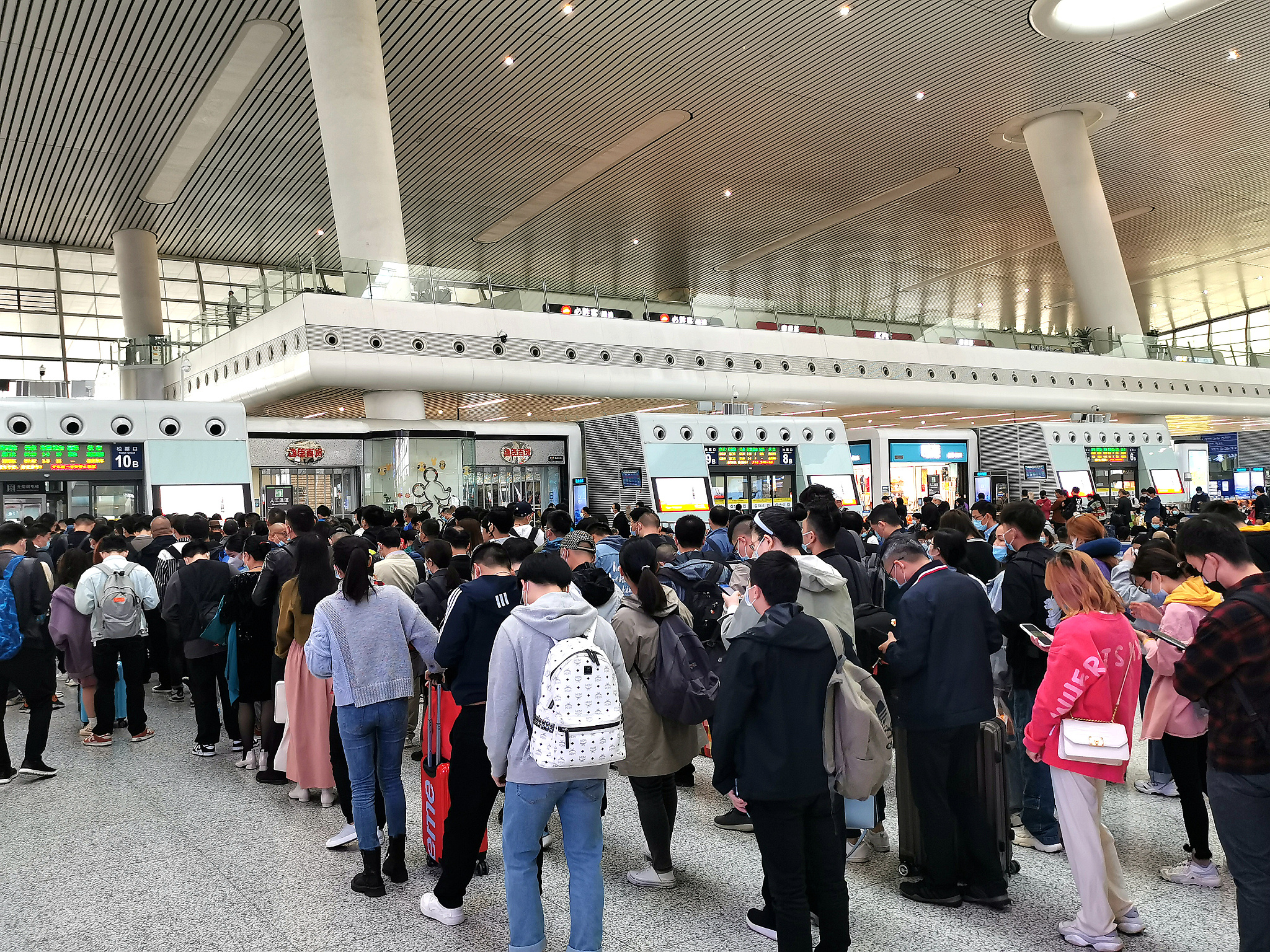 五一假期或迎2亿人次出游 机票和酒店大幅涨价