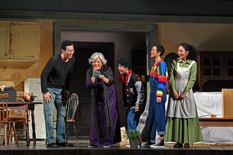 北京人艺《阳光下的葡萄干》再登舞台 导演英达：喜剧需要不断打磨