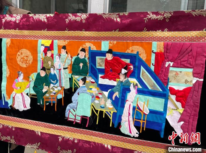 图为叶启莲制作的长达六米的堆绣《韩熙载夜宴图》一角。　祁绣娟摄
