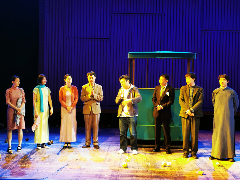 国家大剧院话剧《十字街头》致敬经典 看青年在人生十字路口何去何从