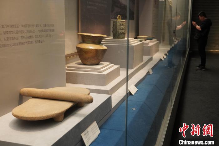 图为观众参观郑州博物馆新馆展出的文物。　韩章云摄