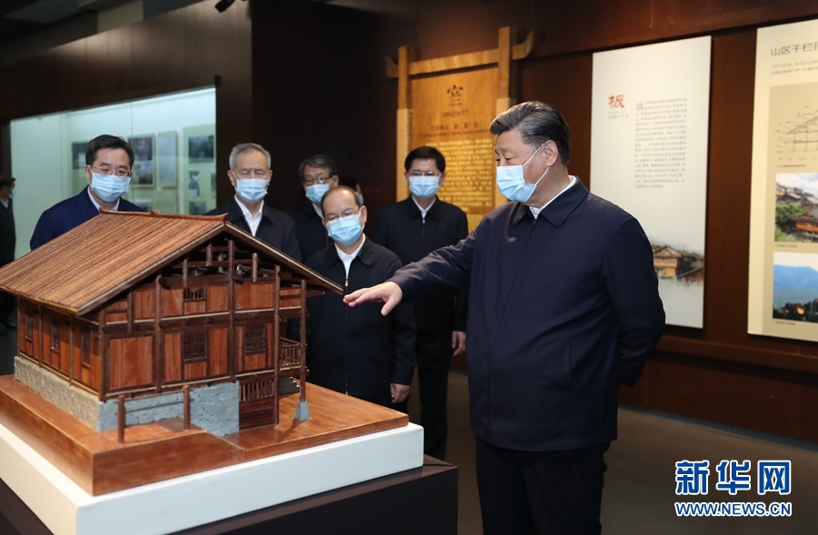 习近平：建设新时代中国特色社会主义壮美广西