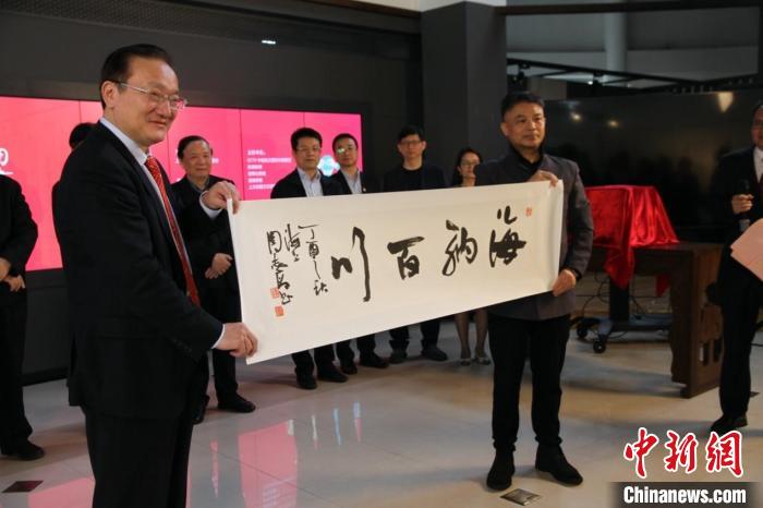 “红色医生”延安时所用药箱上海首展书画藏品展现抗疫精神