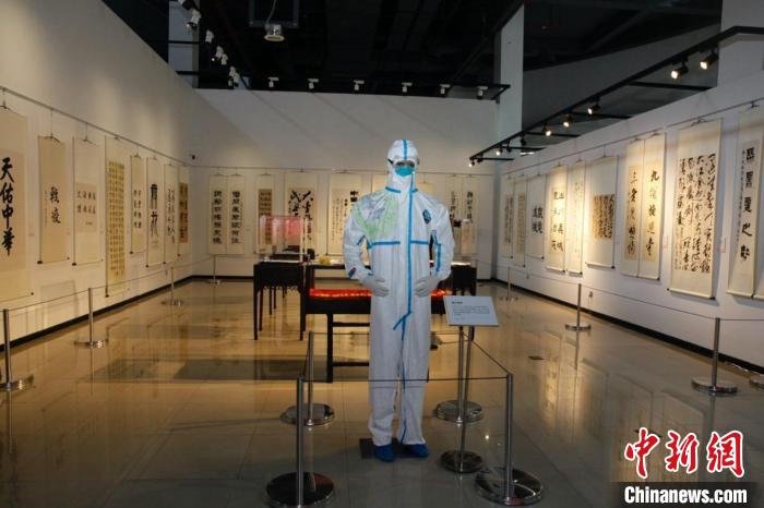 “大爱无疆——讲好中国抗疫故事”主题展举行。 上海中医药大学供图