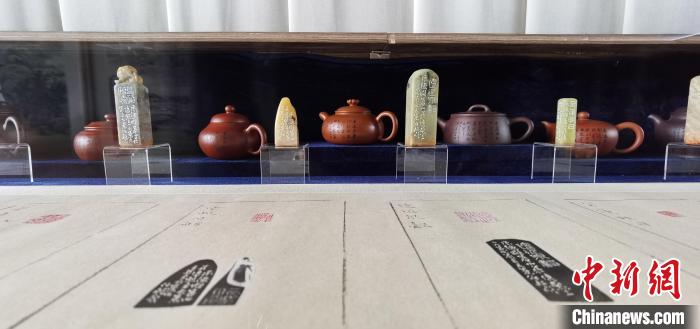 “避暑山庄七十二景系列展”之紫砂茶壶等多种艺术表现形式张桂芹摄