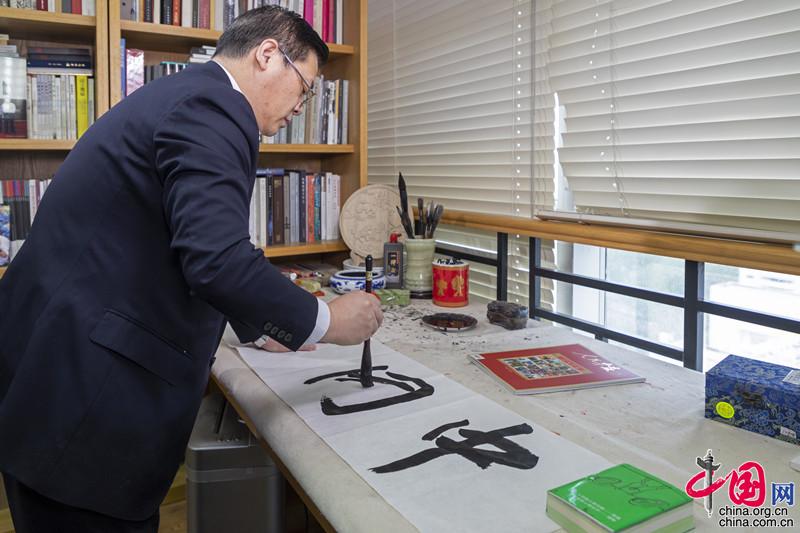 徐里:坚定文化自信,我们的作品要突出民族性、时代性