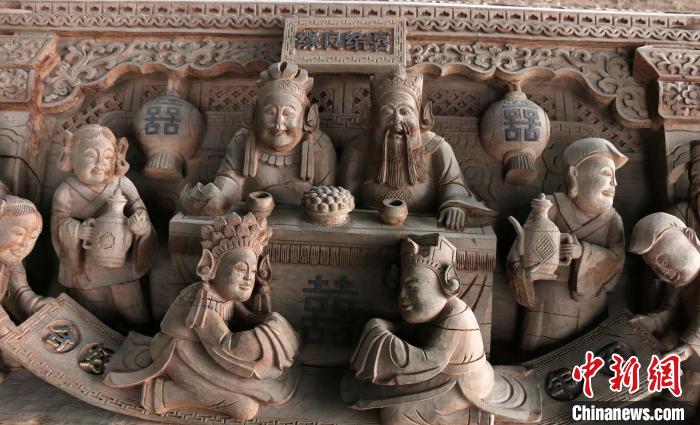 安徽省黄山市徽匠古建木作车间内,陈列着许多雕花梁柱,其中一根梁柱上雕刻着“喜结良缘”图案刘浩摄